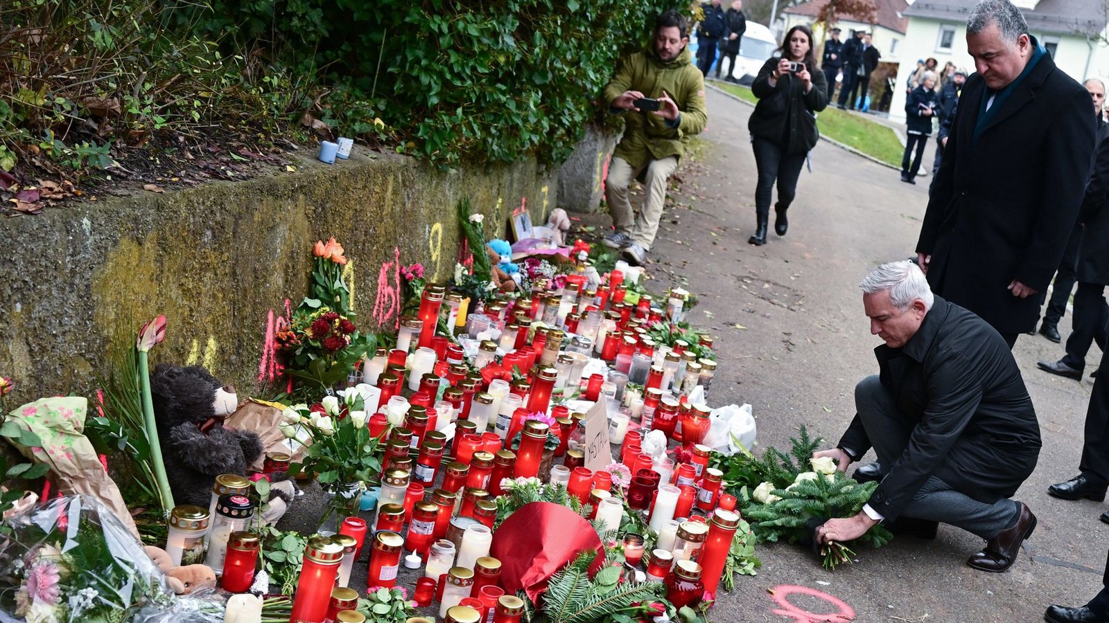 Innenminister Strobl legt Blumen am Tatort nieder. Neben ihm der türkische Botschafter in Berlin, Ahmet Basar Sen.Foto: dpa/Bernd Weißbrod Innenminister Strobl legt Blumen am Tatort nieder. Neben ihm der türkische Botschafter in Berlin, Ahmet Basar Sen.Foto: dpa/Bernd Weißbrod