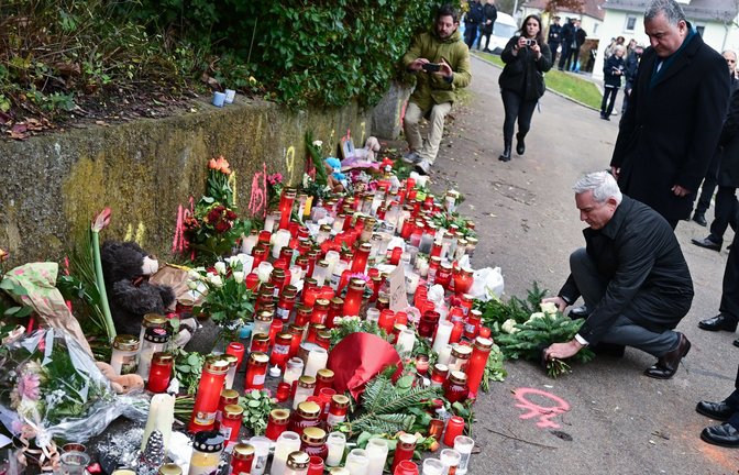 Innenminister Strobl legt Blumen am Tatort nieder. Neben ihm der türkische Botschafter in Berlin, Ahmet Basar Sen.<span class='image-autor'>Foto: dpa/Bernd Weißbrod</span>