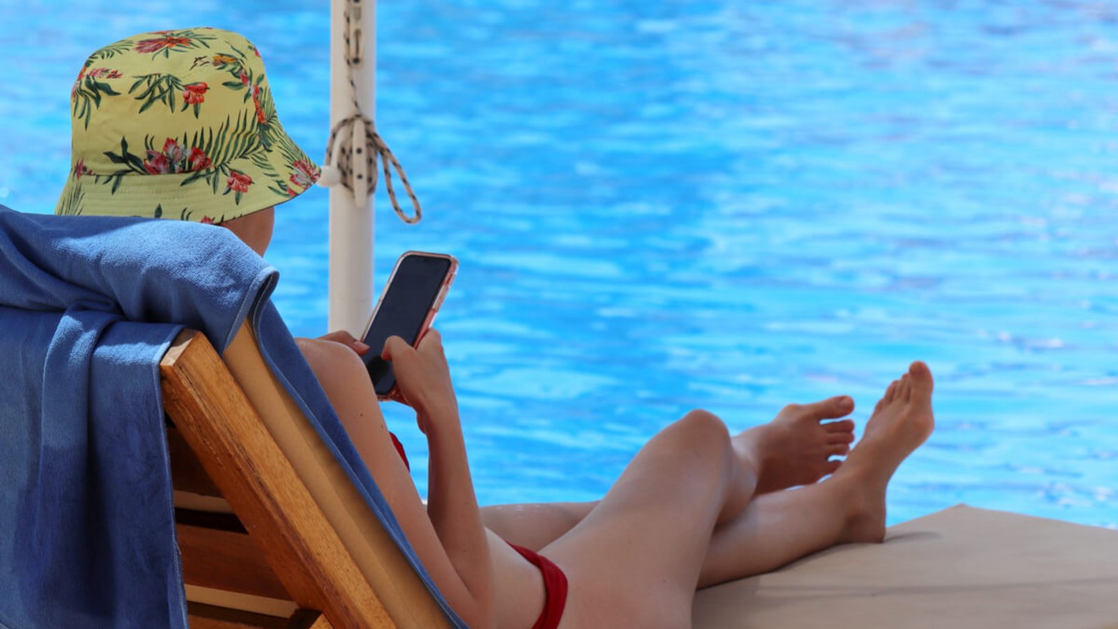 Im Schatten braun zu werden ist eine schonendere Alternative zum Sonnenbad in der direkten Sonne. Alles Wichtige dazu erfahren Sie hier.Foto: Oleg Elkov / Shutterstock.com Im Schatten braun zu werden ist eine schonendere Alternative zum Sonnenbad in der direkten Sonne. Alles Wichtige dazu erfahren Sie hier.Foto: Oleg Elkov / Shutterstock.com