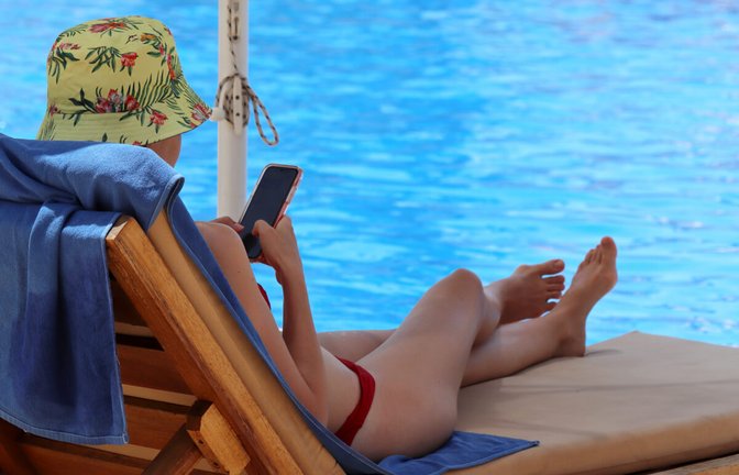 Im Schatten braun zu werden ist eine schonendere Alternative zum Sonnenbad in der direkten Sonne. Alles Wichtige dazu erfahren Sie hier.<span class='image-autor'>Foto: Oleg Elkov / Shutterstock.com</span>