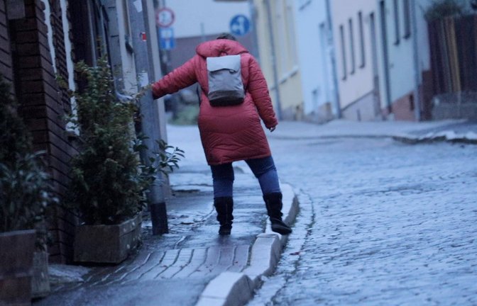 Vor allem viele Gehwege in und um Reutlingen sind am Mittwochmorgen besonders rutschig (Symbolbild).<span class='image-autor'>Foto: IMAGO/Bernd März/IMAGO/Bernd März</span>
