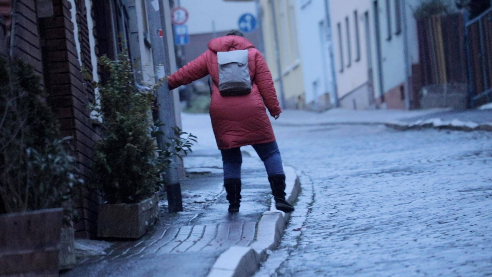 Vor allem viele Gehwege in und um Reutlingen sind am Mittwochmorgen besonders rutschig (Symbolbild).Foto: IMAGO/Bernd März/IMAGO/Bernd März