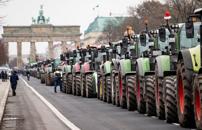 Tausende Bauern protestierten am Montag mit ihren Treckern gegen die Politik der Bundesregierung.<span class='image-autor'>Foto: dpa/Fabian Sommer</span>