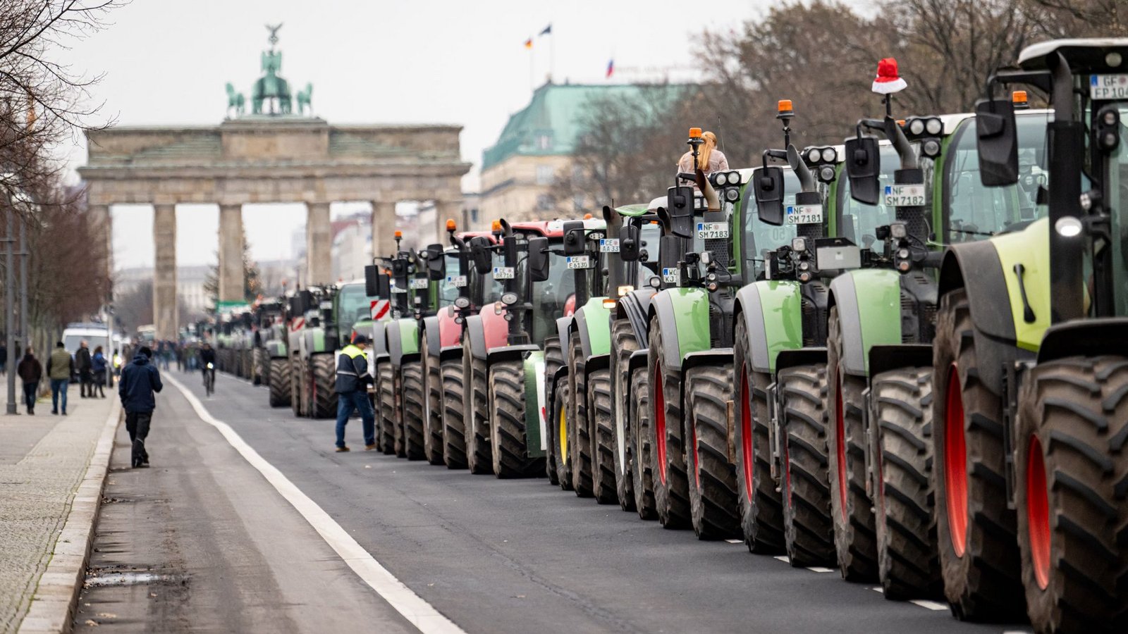 Tausende Bauern protestierten am Montag mit ihren Treckern gegen die Politik der Bundesregierung.Foto: dpa/Fabian Sommer Tausende Bauern protestierten am Montag mit ihren Treckern gegen die Politik der Bundesregierung.Foto: dpa/Fabian Sommer