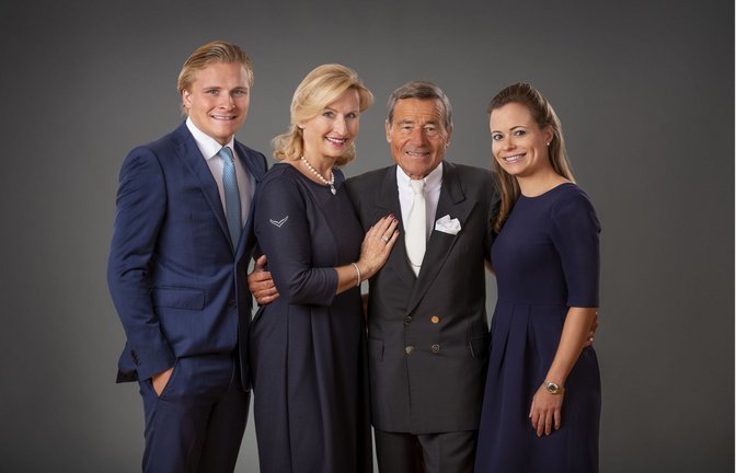 Wolfgang Grupp im Kreise seiner Familie.<span class='image-autor'>Foto: Trigema/Antonio Cammarano</span>