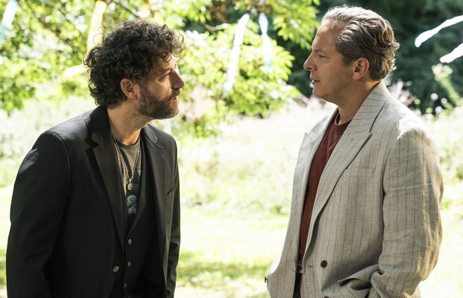 Zwei Väter im Wettstreit: Timur Işık (links) und Trystan Pütter in „Louma – Familie ist kein Kinderspiel“.<span class='image-autor'>Foto: WDR/eikon media GmbH/Martin Menk</span>