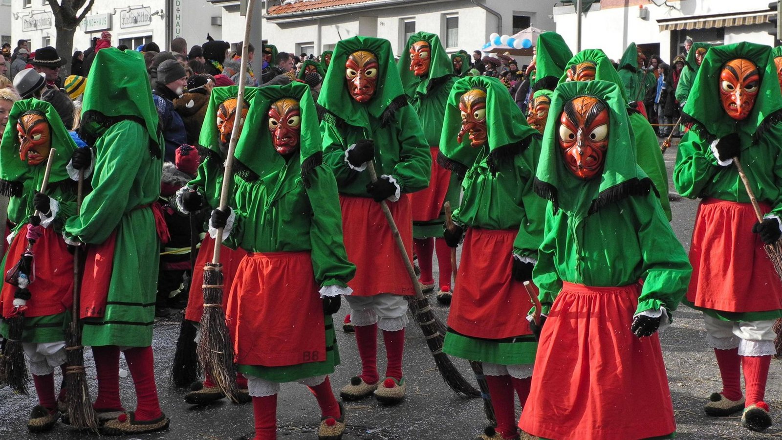 „Jedem zu Freud, keinem zu Leid“ – lautet das Motto bei der Fasnet. Hier einige Hexen bei einem Umzug in Villingen-Schwenningen (Archivbild).Foto: IMAGO/imagebroker//Christa Dr. Lüdecke „Jedem zu Freud, keinem zu Leid“ – lautet das Motto bei der Fasnet. Hier einige Hexen bei einem Umzug in Villingen-Schwenningen (Archivbild).Foto: IMAGO/imagebroker//Christa Dr. Lüdecke
