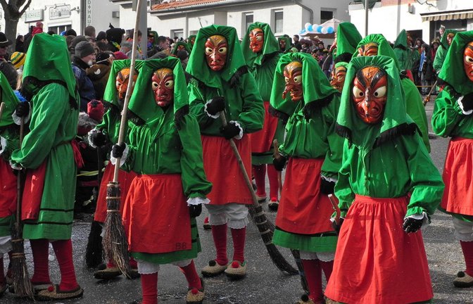„Jedem zu Freud, keinem zu Leid“ – lautet das Motto bei der Fasnet. Hier einige Hexen bei einem Umzug in Villingen-Schwenningen (Archivbild).<span class='image-autor'>Foto: IMAGO/imagebroker//Christa Dr. Lüdecke</span>