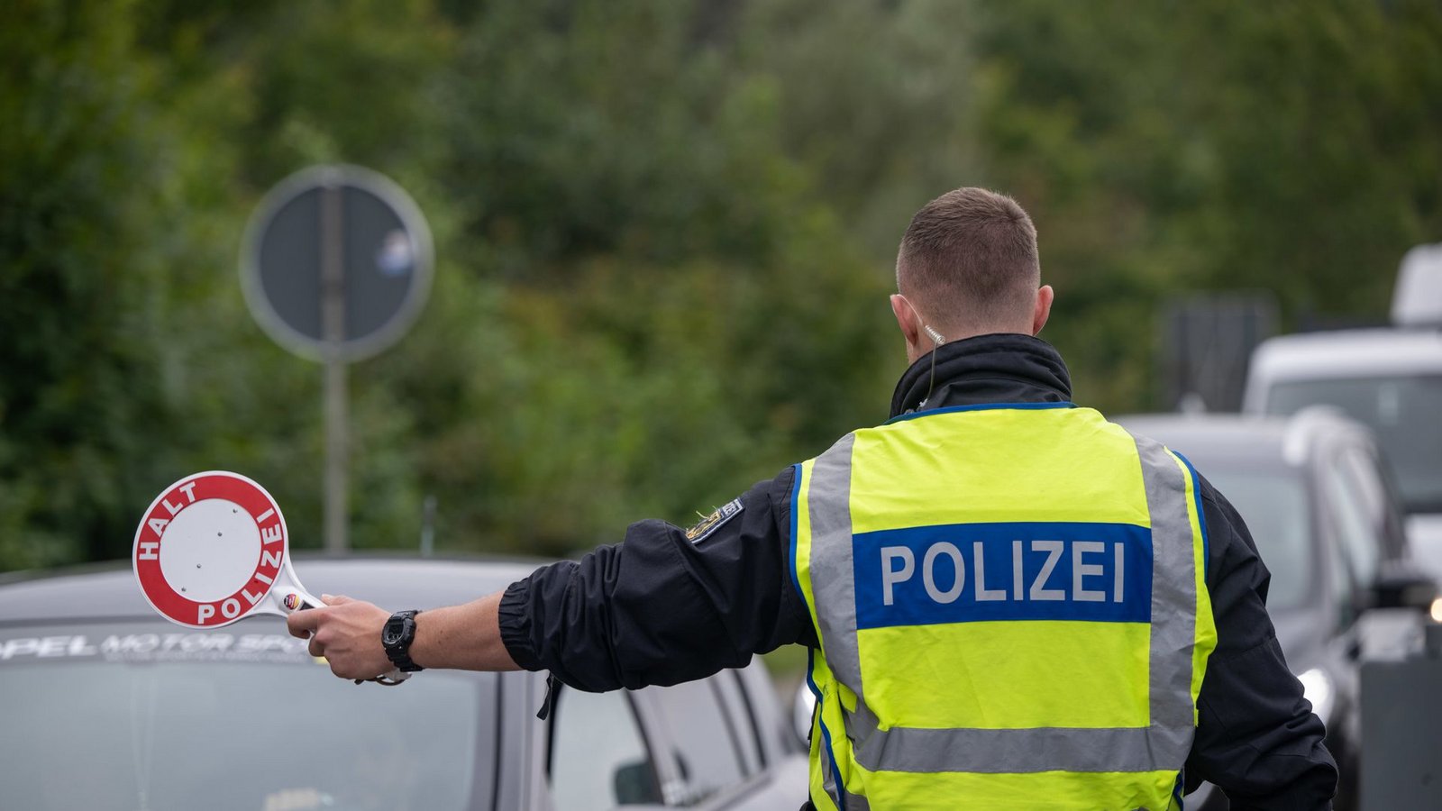 Bei einer Grenzkontrolle stellten Beamte fest, dass die Mutter die Kinder als vermisst gemeldet hatte. (Symbolbild)Foto: dpa/Harald Tittel Bei einer Grenzkontrolle stellten Beamte fest, dass die Mutter die Kinder als vermisst gemeldet hatte. (Symbolbild)Foto: dpa/Harald Tittel