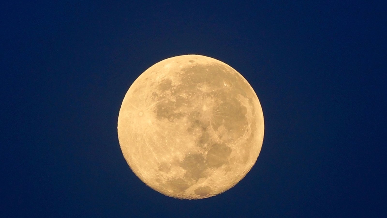 Heute erscheint der Mond besonders groß.Foto: CHOKDEEPERM / shutterstock.com Heute erscheint der Mond besonders groß.Foto: CHOKDEEPERM / shutterstock.com