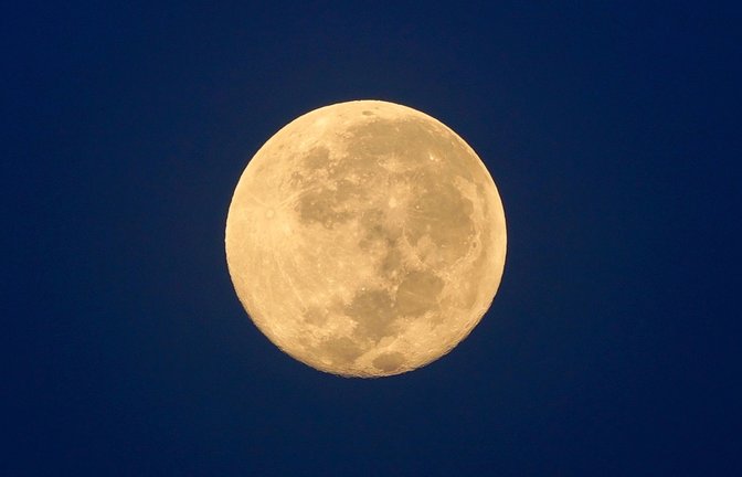 Heute erscheint der Mond besonders groß.<span class='image-autor'>Foto: CHOKDEEPERM / shutterstock.com</span>