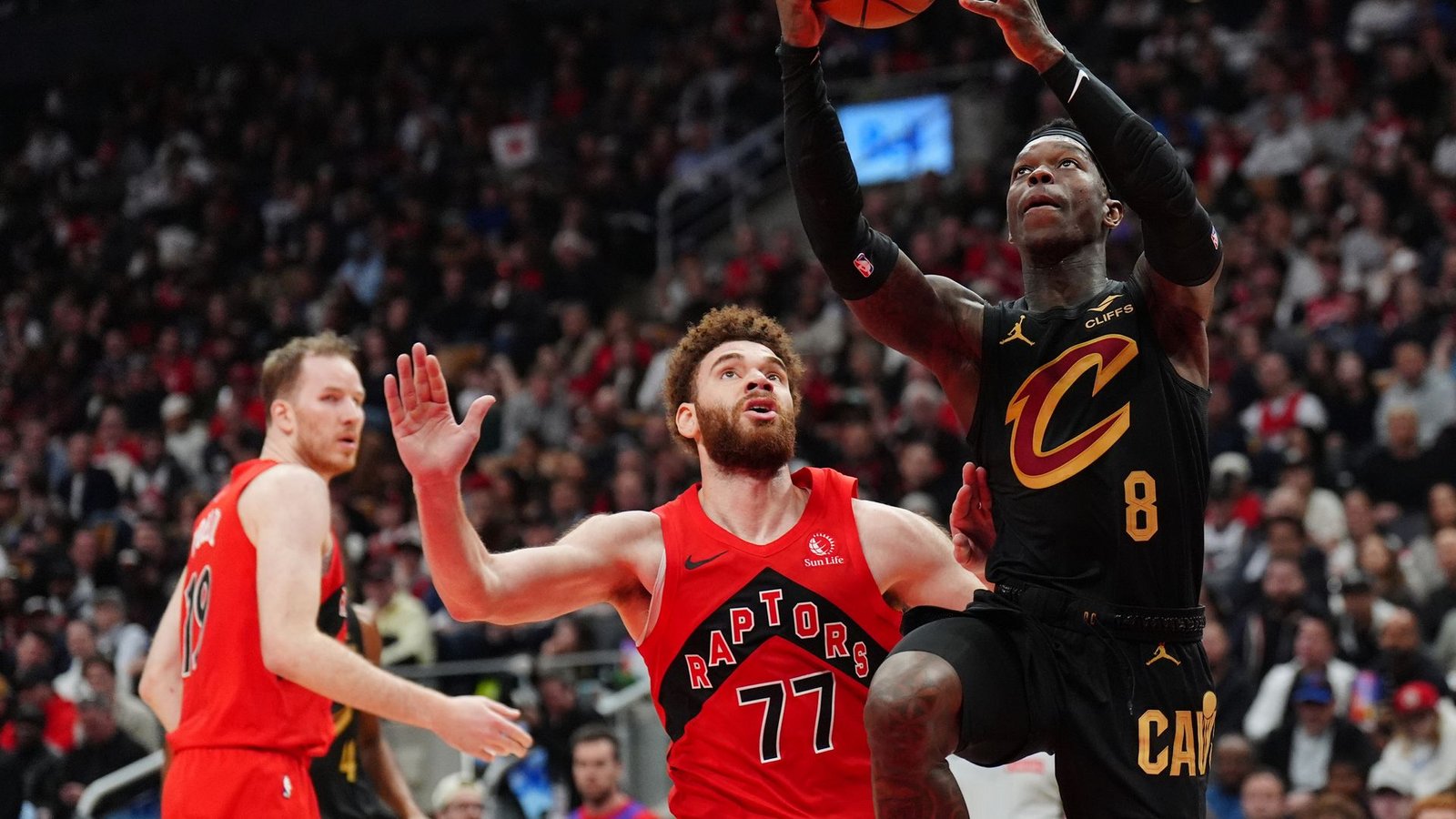Dennis Schröder (r.) kam für die Cleveland Cavaliers in Toronto wieder von der Bank.Foto: Frank Gunn/The Canadian Press/AP/dpa