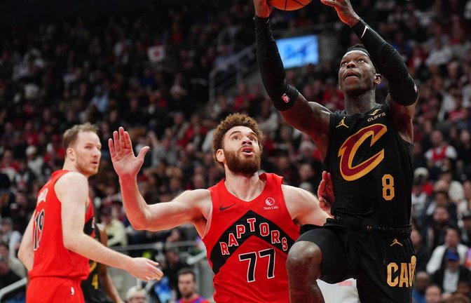Dennis Schröder (r.) kam für die Cleveland Cavaliers in Toronto wieder von der Bank.<span class='image-autor'>Foto: Frank Gunn/The Canadian Press/AP/dpa</span>