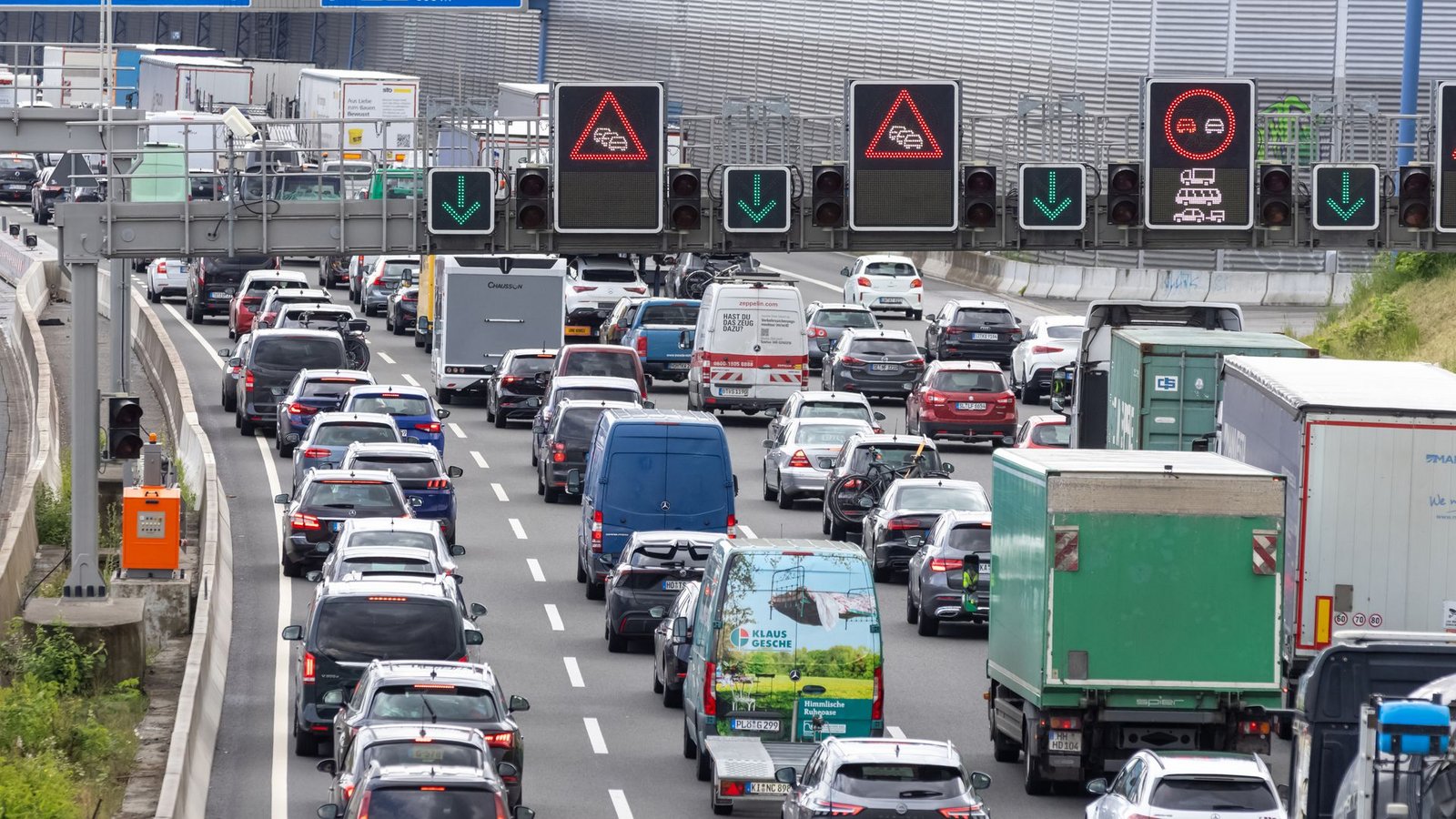 Vor Beginn der Reisewelle sind die Spritpreise gesunken. (Archivbild)Foto: Bodo Marks/dpa