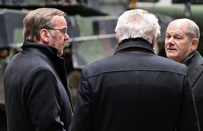 Kanzler Olaf Scholz (r.) am Montag beim Besuch des Rheinmetalls-Werks in Unterlüß.<span class='image-autor'>Foto: dpa/Philipp Schulze</span>
