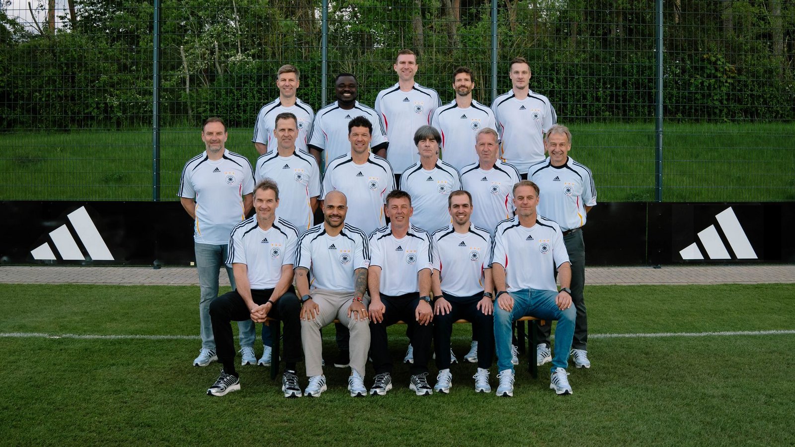 Erst vor wenigen Wochen traf sich das Team von 2006.Foto: -/adidas/dpa