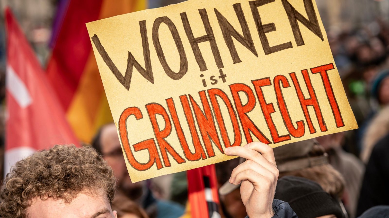 Wohnen ist ein Grundrecht, dieser Meinung ist nicht nur dieser Teilnehmer einer Mietendemo gegen hohe Mieten in München, sondern auch die Caritas sowie die Diakonie Baden-Württemberg.Foto: IMAGO Wohnen ist ein Grundrecht, dieser Meinung ist nicht nur dieser Teilnehmer einer Mietendemo gegen hohe Mieten in München, sondern auch die Caritas sowie die Diakonie Baden-Württemberg.Foto: IMAGO