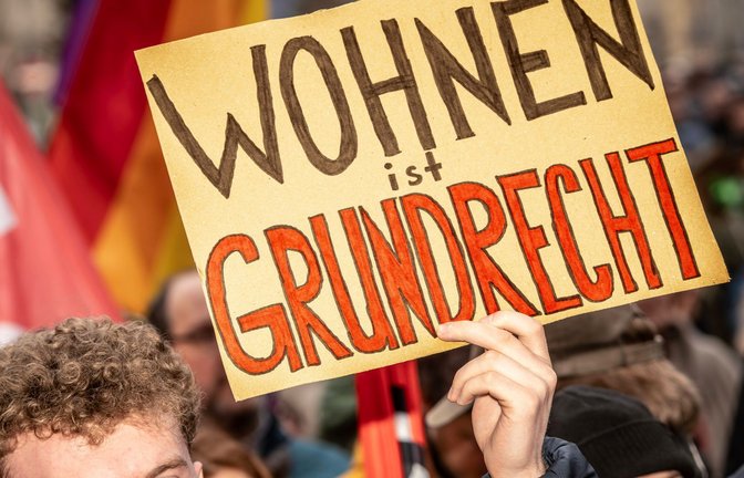 Wohnen ist ein Grundrecht, dieser Meinung ist nicht nur dieser Teilnehmer einer Mietendemo gegen hohe Mieten in München, sondern auch die Caritas sowie die Diakonie Baden-Württemberg.<span class='image-autor'>Foto: IMAGO</span>