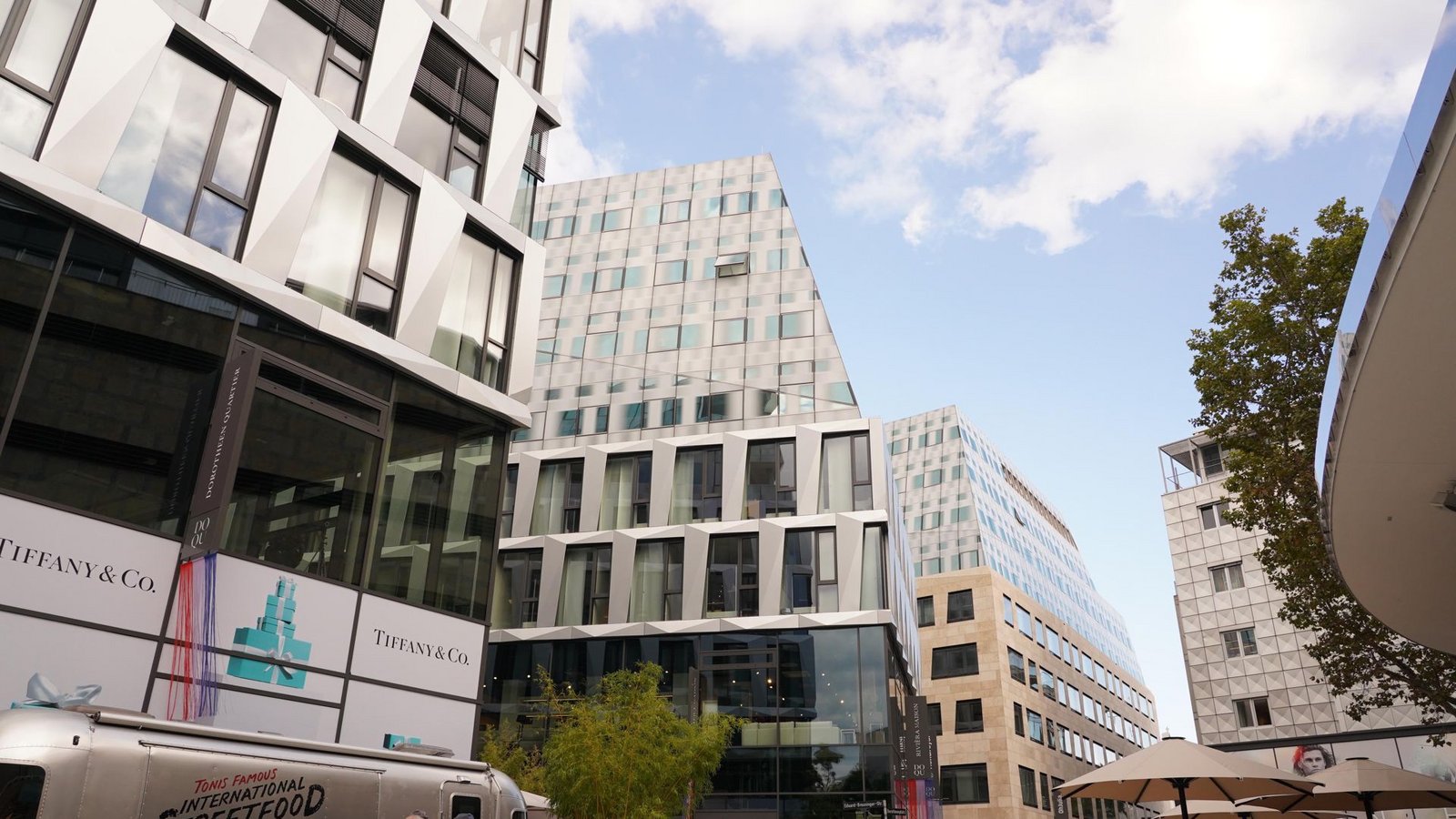 Einkaufen zwischen Louis Vuitton und Rolex im Dorotheen Quartier in Stuttgart.Foto: Andreas Rosar Fotoagentur-Stuttgart Einkaufen zwischen Louis Vuitton und Rolex im Dorotheen Quartier in Stuttgart.Foto: Andreas Rosar Fotoagentur-Stuttgart