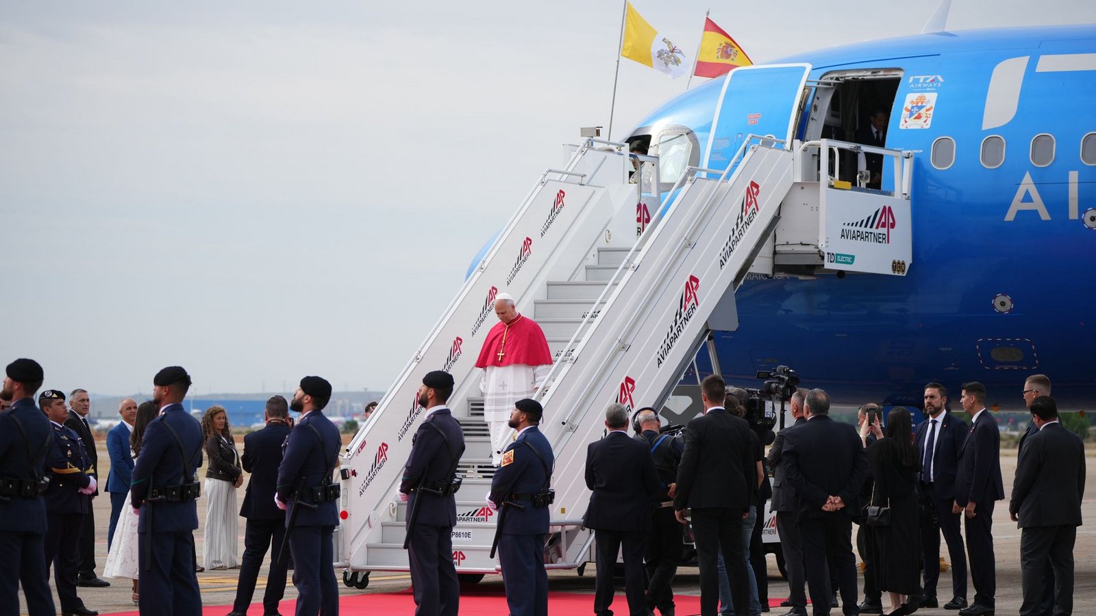 Auf dem Flughafen von Madrid wurde Leo XIV. von Spaniens König Felipe VI., dessen Frau Königin Letizia, und Regierungschef Pedro Sánchez begrüßt.Foto: Alessandra Tarantino/AP/dpa