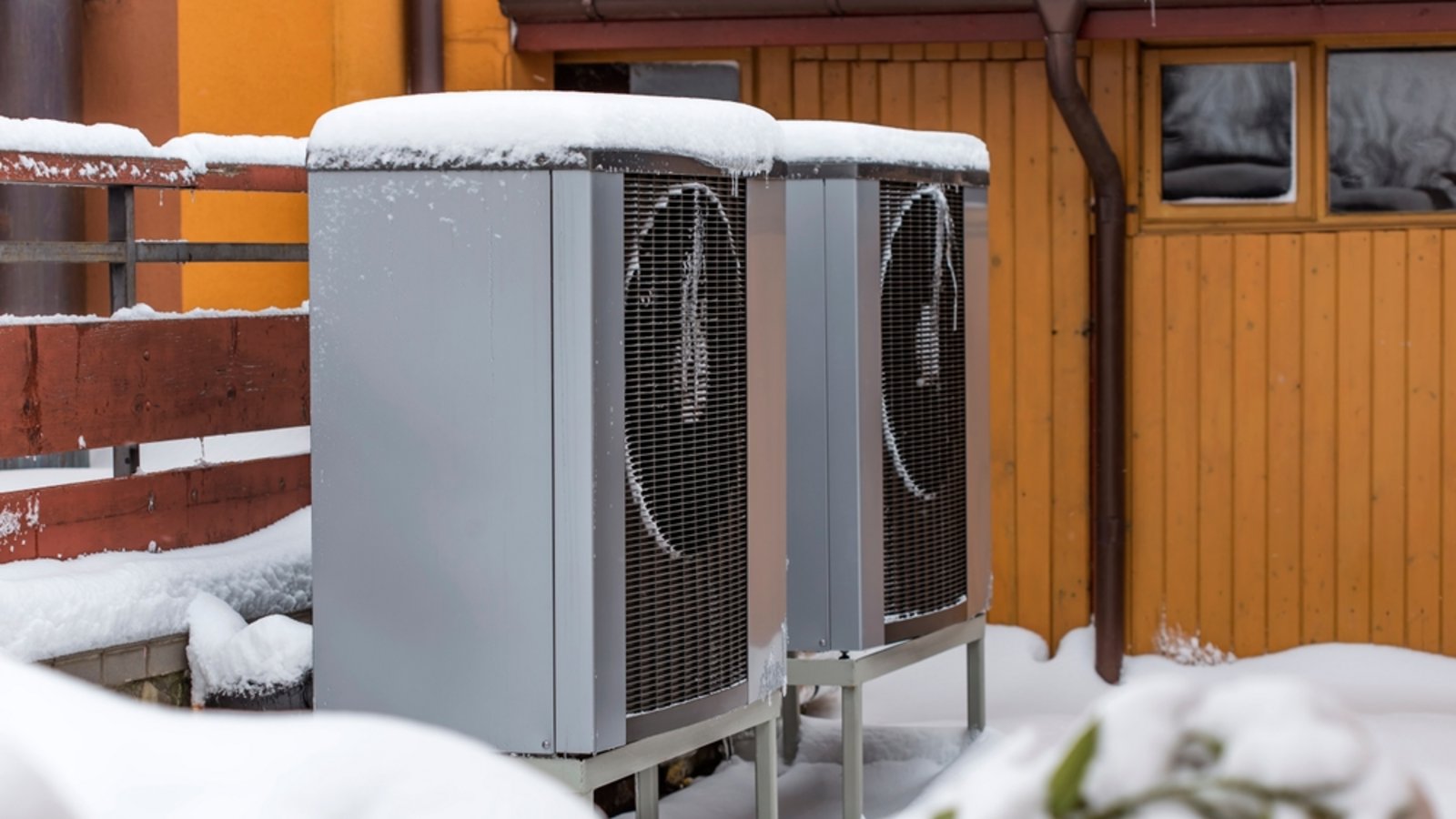 Wärmepumpen funktionieren auch bei Eis und Schnee.Foto: Radu Sebastian / shutterstock.com Wärmepumpen funktionieren auch bei Eis und Schnee.Foto: Radu Sebastian / shutterstock.com