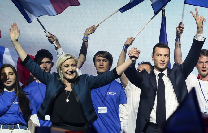 Die Vorsitzende der französischen rechtsextremen Nationalen Sammlungsbewegung, Marine Le Pen (3.v.l). Eine Woche vor der Parlamentswahl in Frankreich liegen die Rechtspopulisten laut Umfragen in Führung.<span class='image-autor'>Foto: dpa/Thomas Padilla</span>