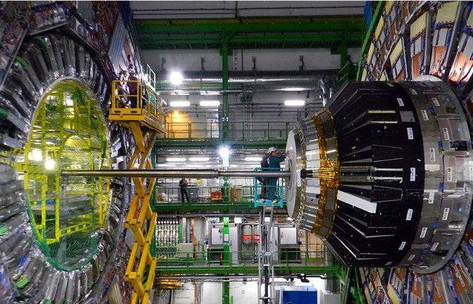 Blick in das Herzstück des Large Hadron Colliders: Das Hightech-Wunder ist ein Labor für die ganze Welt, das die großen Fragen des Kosmos beantworten will: Woher kommt das Universum? Woraus besteht es? Was hält es zusammen? Wie geht es weiter?<span class='image-autor'>Foto: Imago/Dreamstime</span>