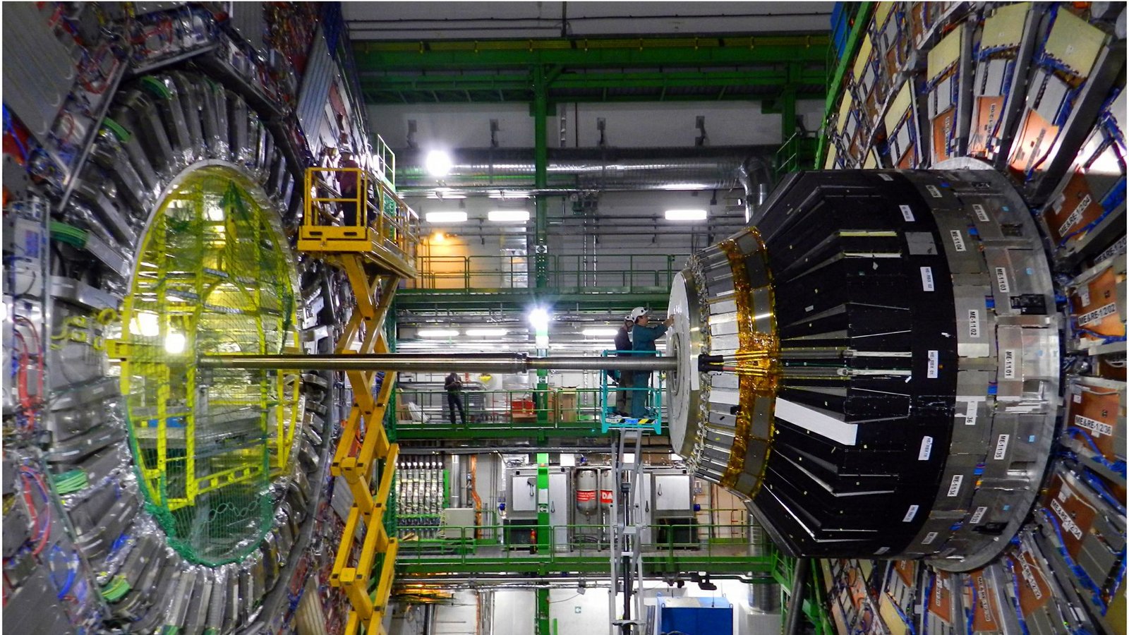 Blick in das Herzstück des Large Hadron Colliders: Das Hightech-Wunder ist ein Labor für die ganze Welt, das die großen Fragen des Kosmos beantworten will: Woher kommt das Universum? Woraus besteht es? Was hält es zusammen? Wie geht es weiter?Foto: Imago/Dreamstime Blick in das Herzstück des Large Hadron Colliders: Das Hightech-Wunder ist ein Labor für die ganze Welt, das die großen Fragen des Kosmos beantworten will: Woher kommt das Universum? Woraus besteht es? Was hält es zusammen? Wie geht es weiter?Foto: Imago/Dreamstime