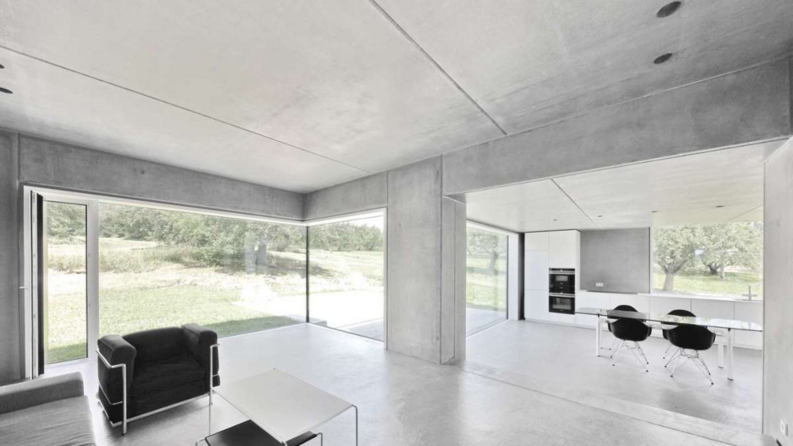 Kompromisslos: Beton und Glas, schwarze und weiße Möbel und ein freier Blick auf die Natur.Foto: Thomas Sixt Finckh Kompromisslos: Beton und Glas, schwarze und weiße Möbel und ein freier Blick auf die Natur.Foto: Thomas Sixt Finckh