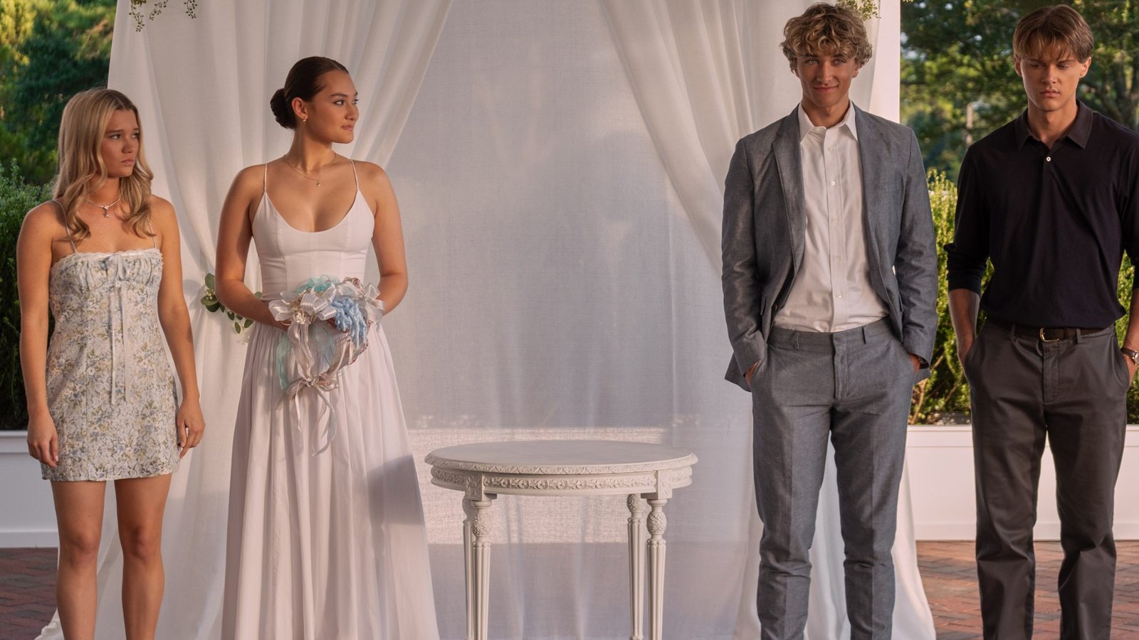 Taylor (Rain Spencer), Belly (Lola Tung), Jeremiah (Gavin Casalegno), Conrad (Christopher Briney) in „The Summer I Turned Pretty“.Foto: Erika Doss / AMAZON CONTENT SERVICES LLC