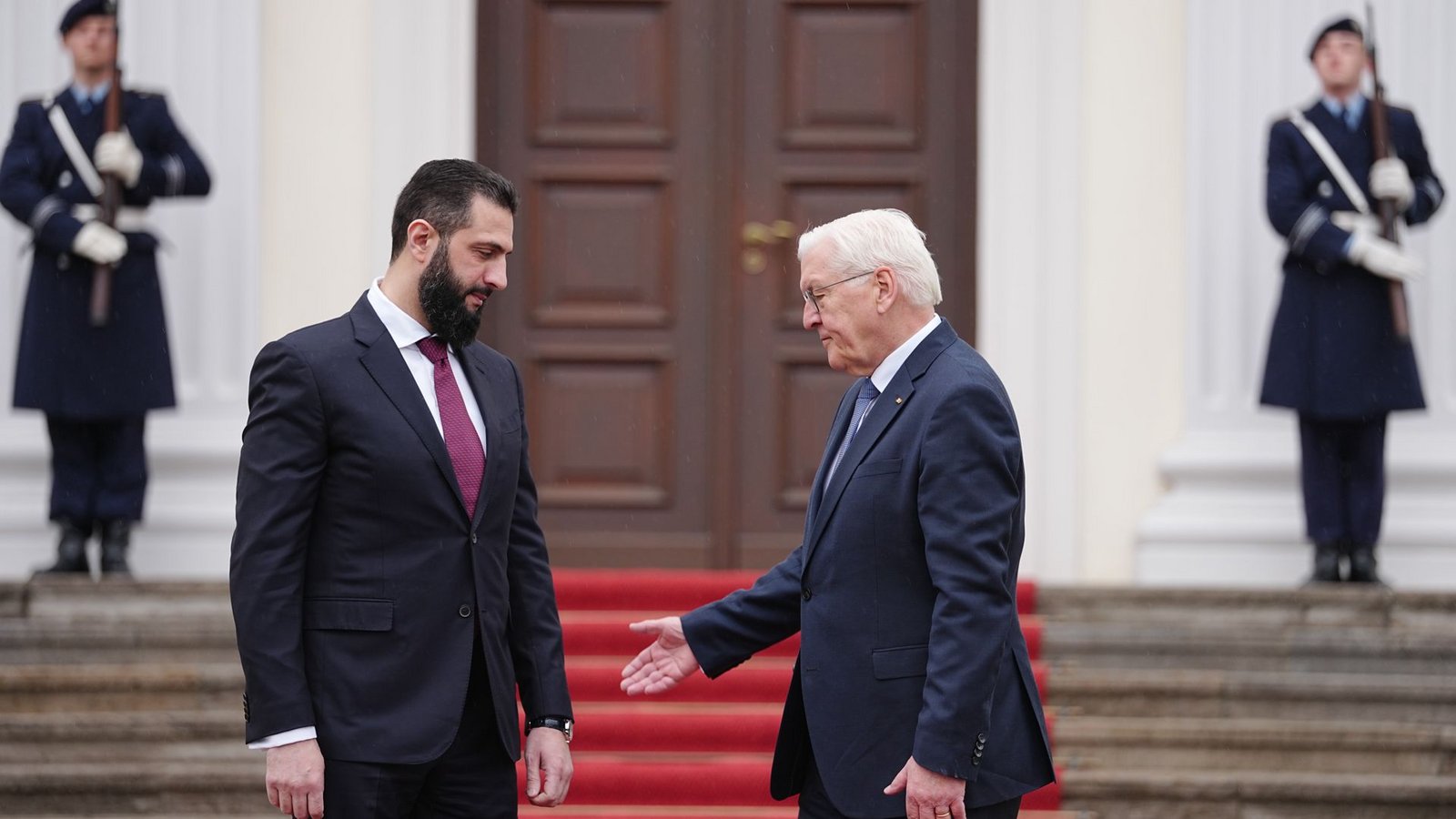 Der syrische Übergangspräsident Ahmed al-Scharaa ist am Montagmorgen von Bundespräsident Frank-Walter Steinmeier empfangen worden.Foto: Kay Nietfeld/dpa