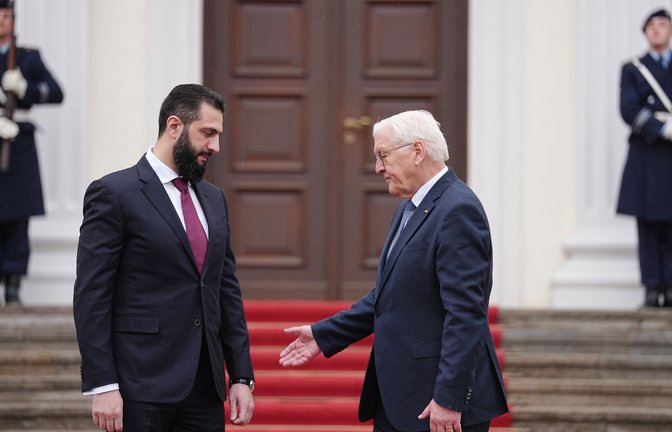 Der syrische Übergangspräsident Ahmed al-Scharaa ist am Montagmorgen von Bundespräsident Frank-Walter Steinmeier empfangen worden.<span class='image-autor'>Foto: Kay Nietfeld/dpa</span>