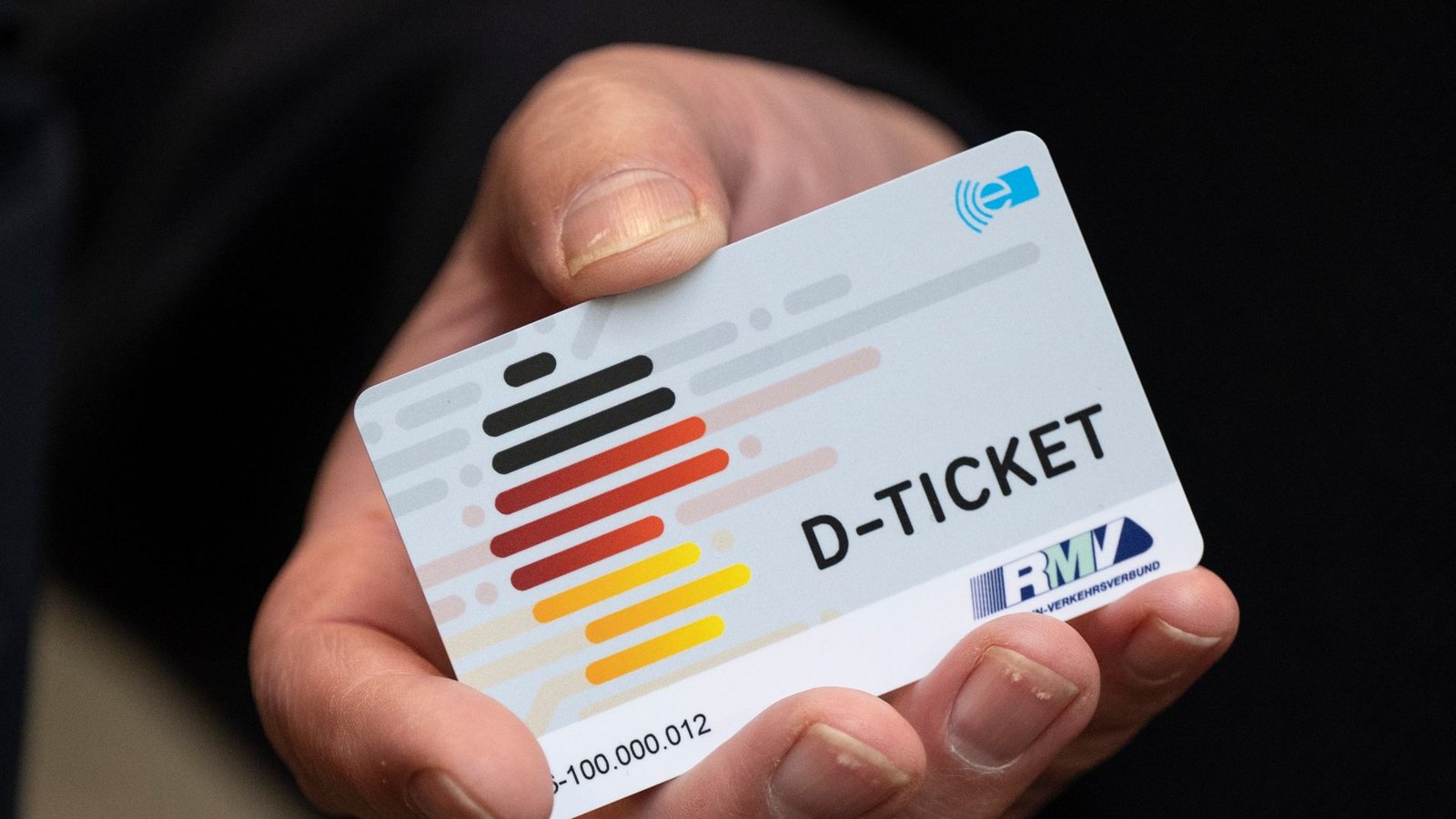 Das Ticket ermöglicht bundesweite Fahrten in Bussen und Bahnen des ÖPNV für 49 Euro pro Monat.Foto: Boris Roessler/dpa