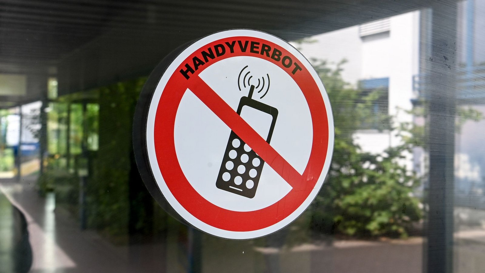Bei Grundschulkindern ist bei Smartphone-Nutzung laut NRW-Schulministerium Zurückhaltung geboten. (Archivbild)Foto: Jens Kalaene/dpa Bei Grundschulkindern ist bei Smartphone-Nutzung laut NRW-Schulministerium Zurückhaltung geboten. (Archivbild)Foto: Jens Kalaene/dpa