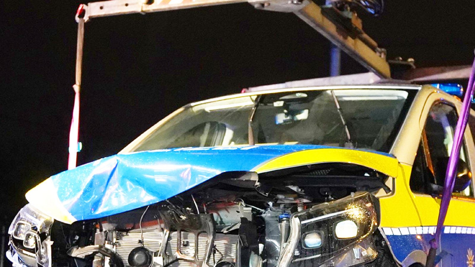Das stark beschädigte Polizeifahrzeug wird abgeschleppt.Foto: SDMG/Pusch Das stark beschädigte Polizeifahrzeug wird abgeschleppt.Foto: SDMG/Pusch