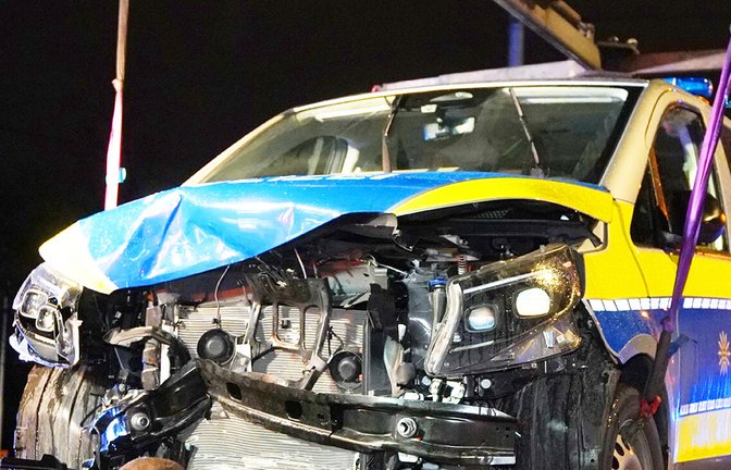Das stark beschädigte Polizeifahrzeug wird abgeschleppt.<span class='image-autor'>Foto: SDMG/Pusch</span>