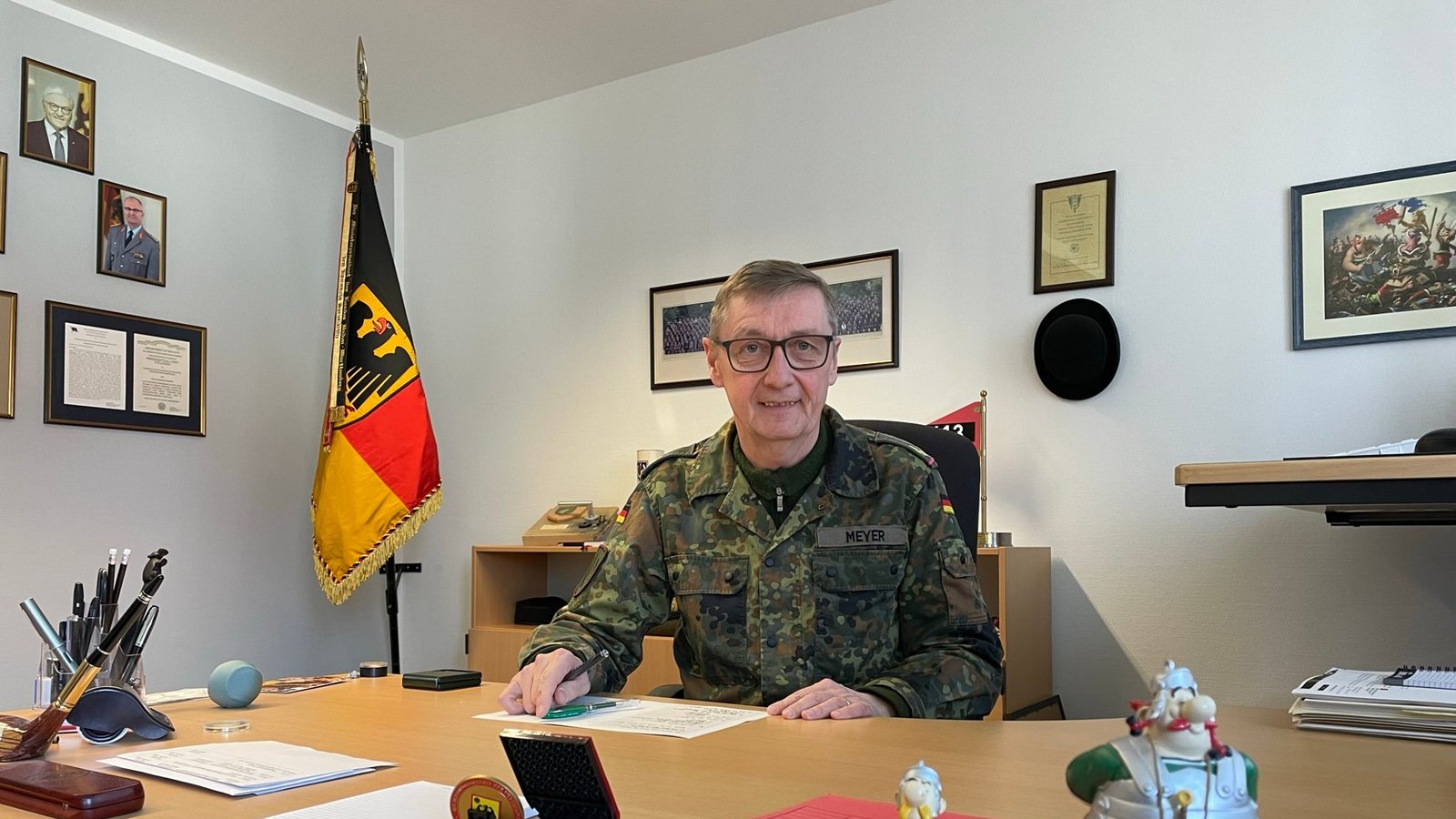 Seit Oktober 2021 ist General Ansgar Meyer Kommandeur des KSK. Auf dem Foto sitzt er an seinem aufgeräumten Schreibtisch.Foto: Constantin Blaß Seit Oktober 2021 ist General Ansgar Meyer Kommandeur des KSK. Auf dem Foto sitzt er an seinem aufgeräumten Schreibtisch.Foto: Constantin Blaß