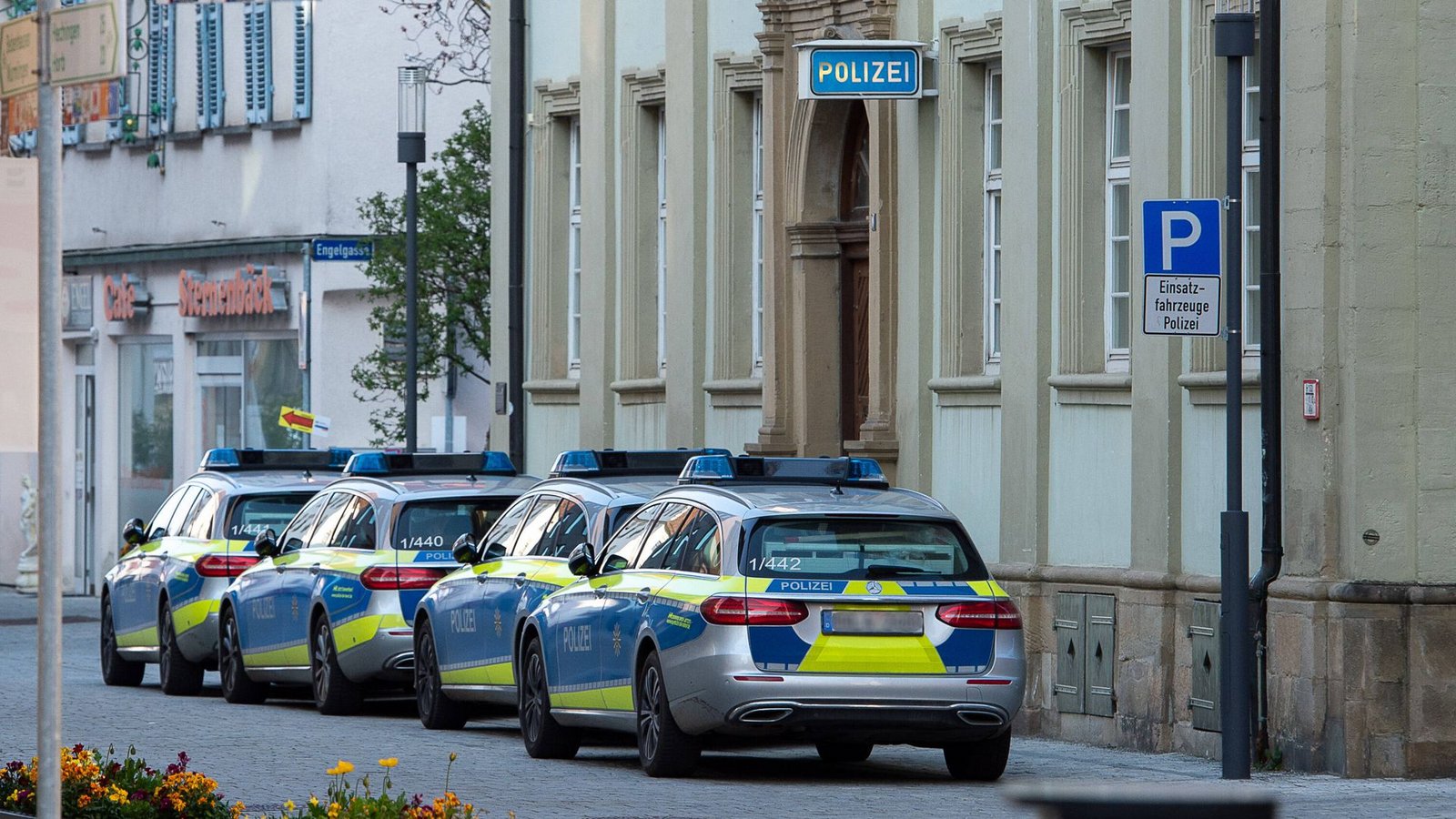 Die Polizei in Rottenburg erklärte dem 24-Jährigen, dass die derzeitige Strömung im Neckar gefährlich ist.Foto: imago images/Eibner/Wolfgang Frank