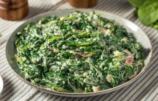 Spinat wird beim Kochen oft wässrig. Um das zu verhindern, kann Spinat auch angedickt werden.<span class='image-autor'>Foto: Brent Hofacker / Shutterstock.com</span>