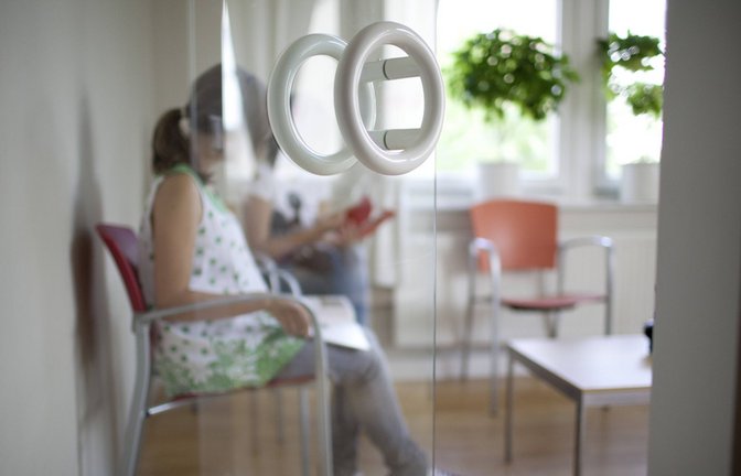Die verpflichtende Beratung soll kostenfreien Angeboten weichen, heißt es in dem Antrag. (Symbolfoto)<span class='image-autor'>Foto: imago images / /Ute Grabowsky</span>