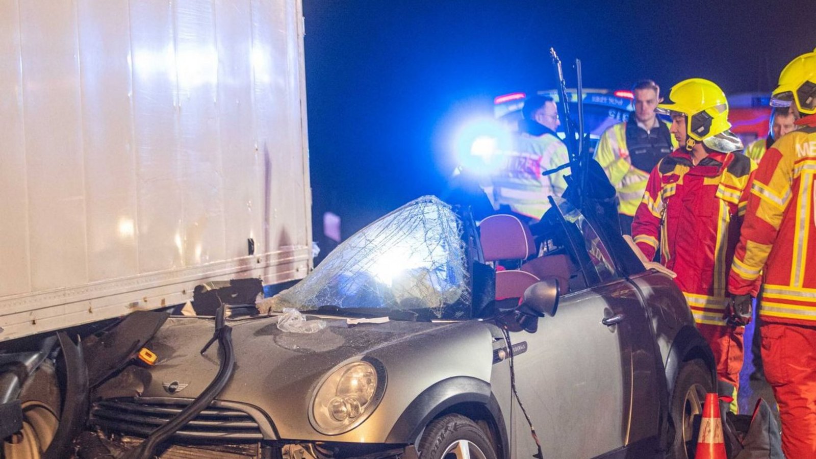 Bei dem Unfall starb ein 18 Jahre alter Beifahrer im Mini Cooper.Foto: 7aktuell.de/Simon Adomat /7aktuell.de | Simon Adomat