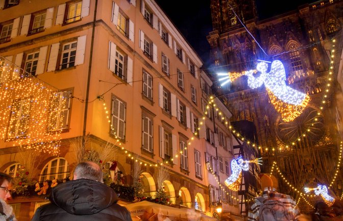 Geschmückte  Gasse in der Innenstadt mit Blick auf das Straßburger Münster<span class='image-autor'>Foto: /U. J. Alexander</span>