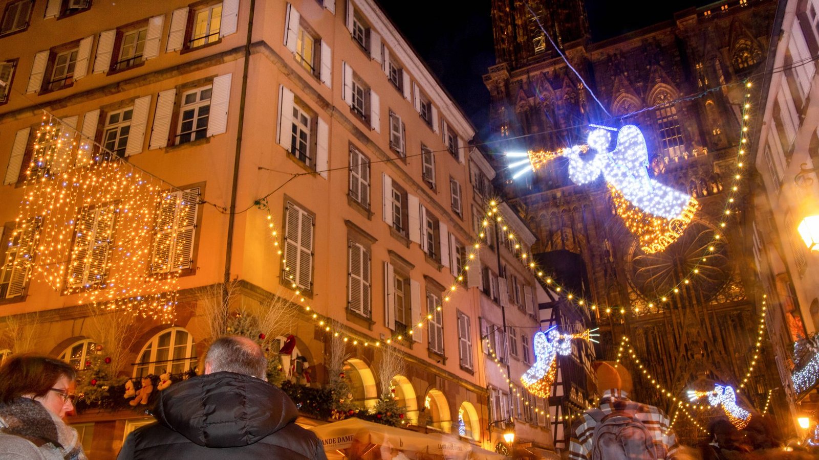 Geschmückte  Gasse in der Innenstadt mit Blick auf das Straßburger MünsterFoto: /U. J. Alexander