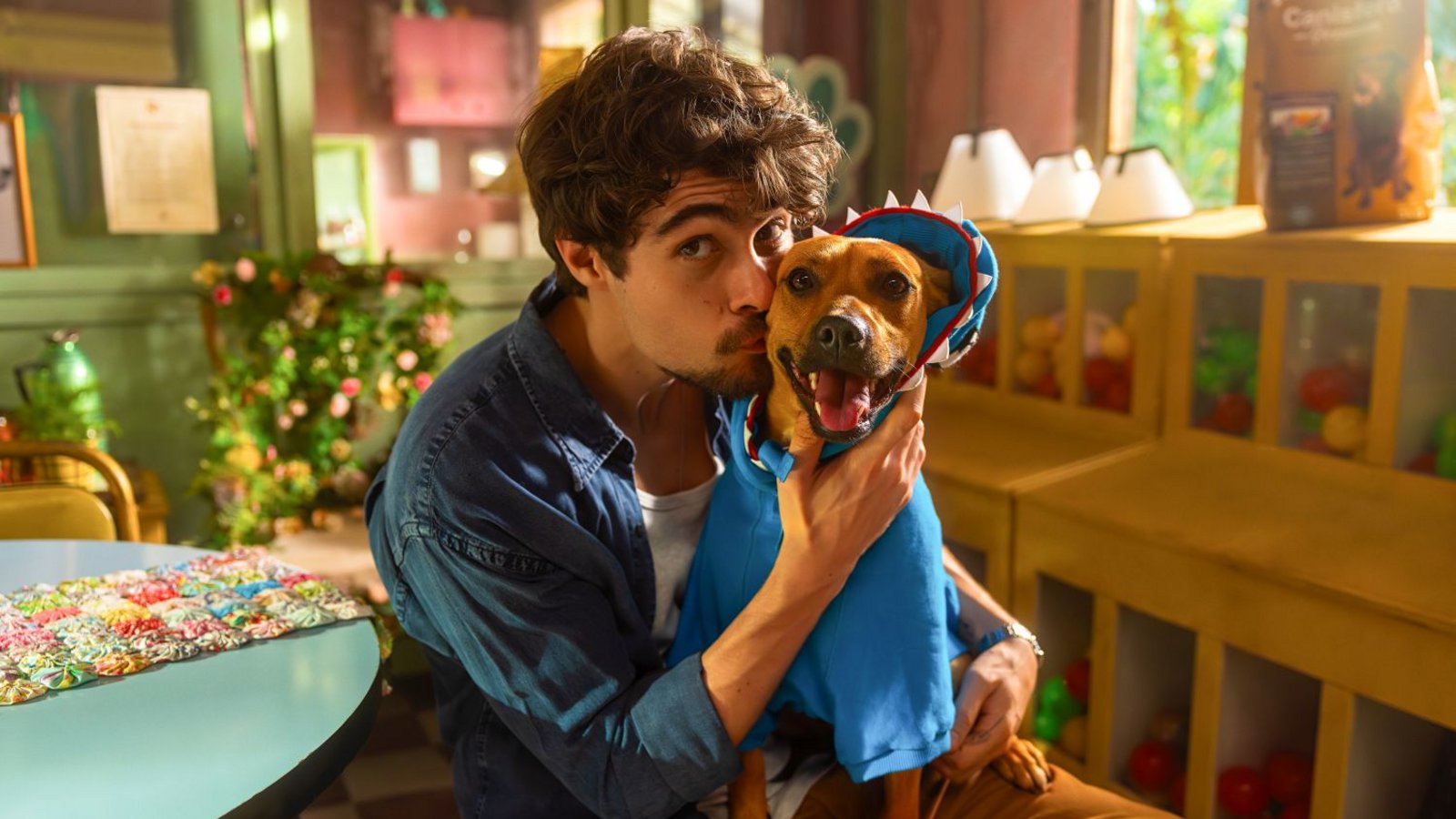 Rafael Vitti als Pedro und Amendoim as Caramelo werden im neuen Netflix-Film gute Freunde.Foto: Vans Bumbeers/Netflix © 2025