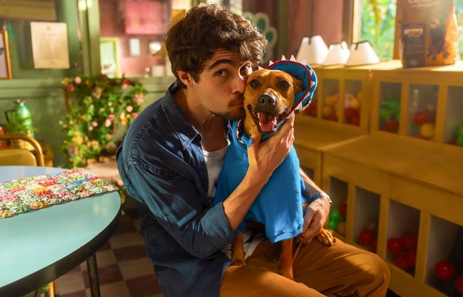 Rafael Vitti als Pedro und Amendoim as Caramelo werden im neuen Netflix-Film gute Freunde.<span class='image-autor'>Foto: Vans Bumbeers/Netflix © 2025</span>