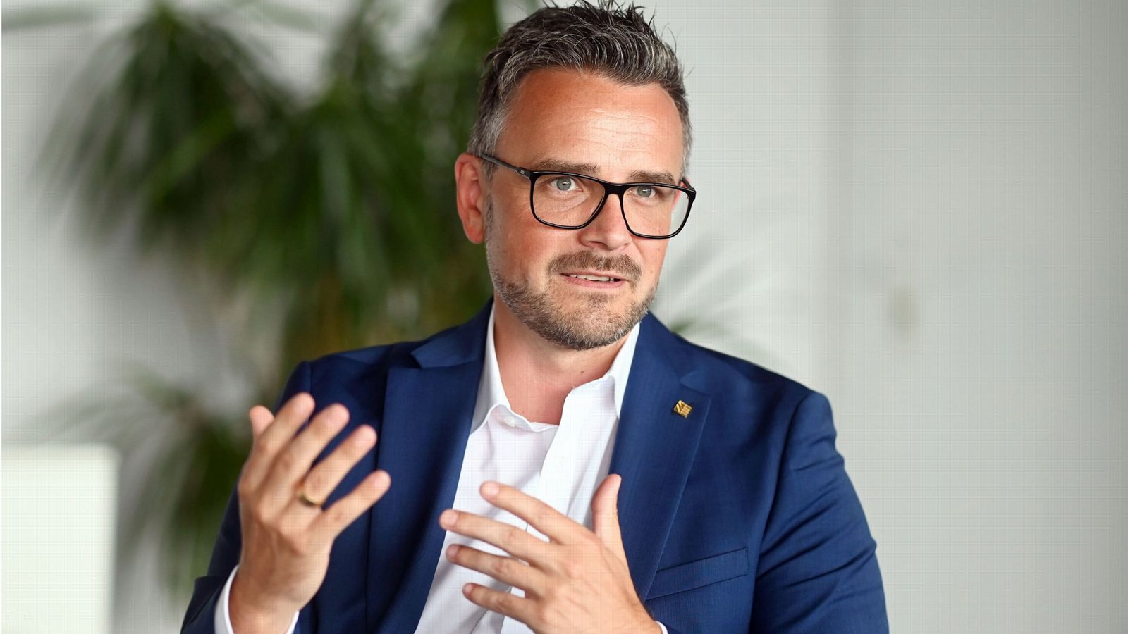 Einst Tänzer, dann Personenschützer, jetzt OB von Pforzheim: Peter BochFoto: dpa/Uli Deck