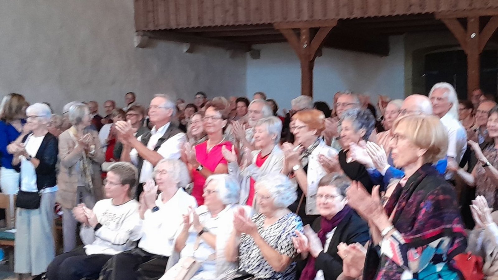 Mit stehende Ovationen und Jubelrufen dankt das Publikum für eine ganz außergewöhnlich abwechslungsreiche und spannende Matinee. Mit stehende Ovationen und Jubelrufen dankt das Publikum für eine ganz außergewöhnlich abwechslungsreiche und spannende Matinee.