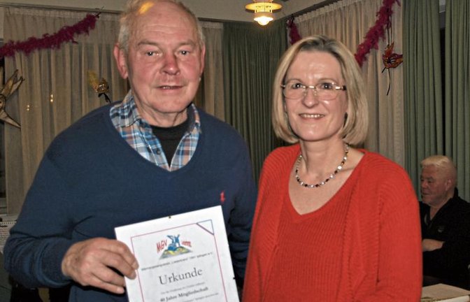 Die Vorsitzende Petra Klisa dankt Hugo Hafner für 40-jährige Treue zum MGV Iptingen und überreicht eine Urkunde. Foto: Filitz