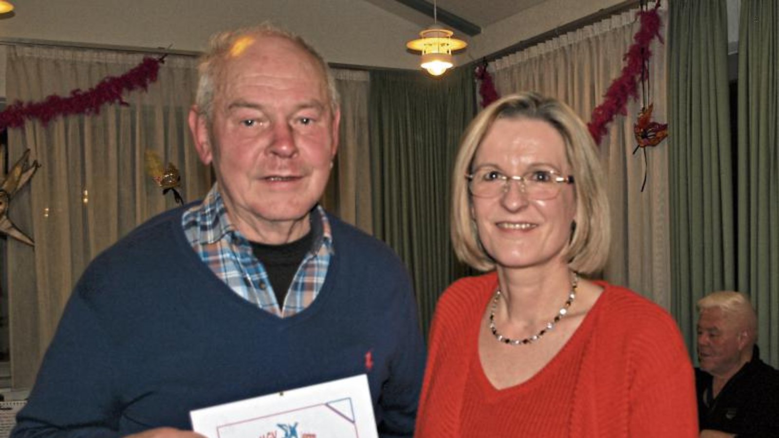 Die Vorsitzende Petra Klisa dankt Hugo Hafner für 40-jährige Treue zum MGV Iptingen und überreicht eine Urkunde. Foto: Filitz