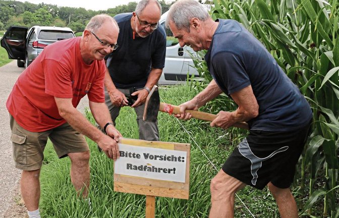 Gestern wurden die Strecken für die Tour-Radler und -Wanderer ausgeschildert. Kurz vor dem Häckselplatz in Ensingen sind hier Jürgen Rebstock, Albert Arning und Uli Trostel aktiv. Fotos: Bögel